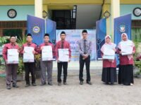 Pemberian Apresiasi kepada Dewan Guru SMP Bilingual Terpadu 2